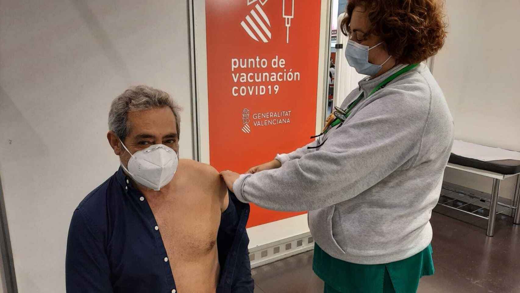 Un hombre es vacunado en Ciudad de la Luz, Alicante, este lunes.