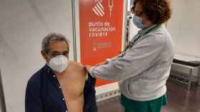 Un hombre es vacunado en Ciudad de la Luz, Alicante, este lunes.