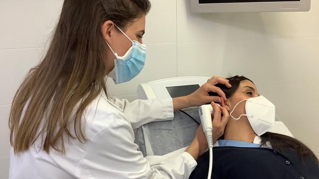 Isabel Cardoso López, otorrinolaringóloga y responsable de la Unidad de acúfenos de Vithas Internacional utilizando la terapia Ototech.