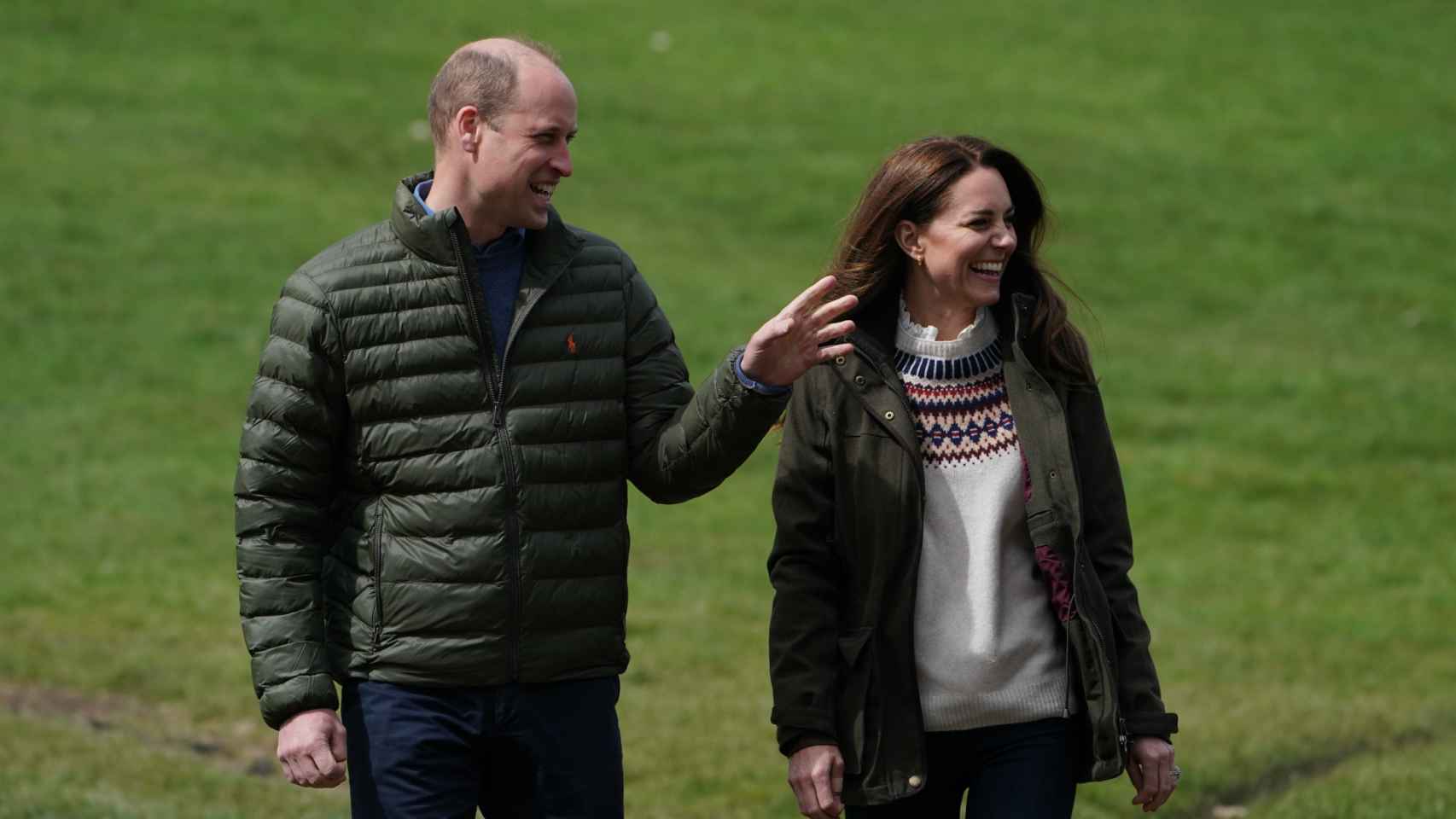 Kate Middleton y el príncipe Guillermo, durante la visita a una granja en Reino Unido.