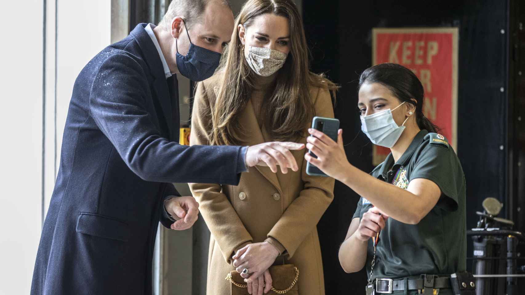 El príncipe Guillermo y Kate Middleton en una visita a una estación de ambulancias en Londres.