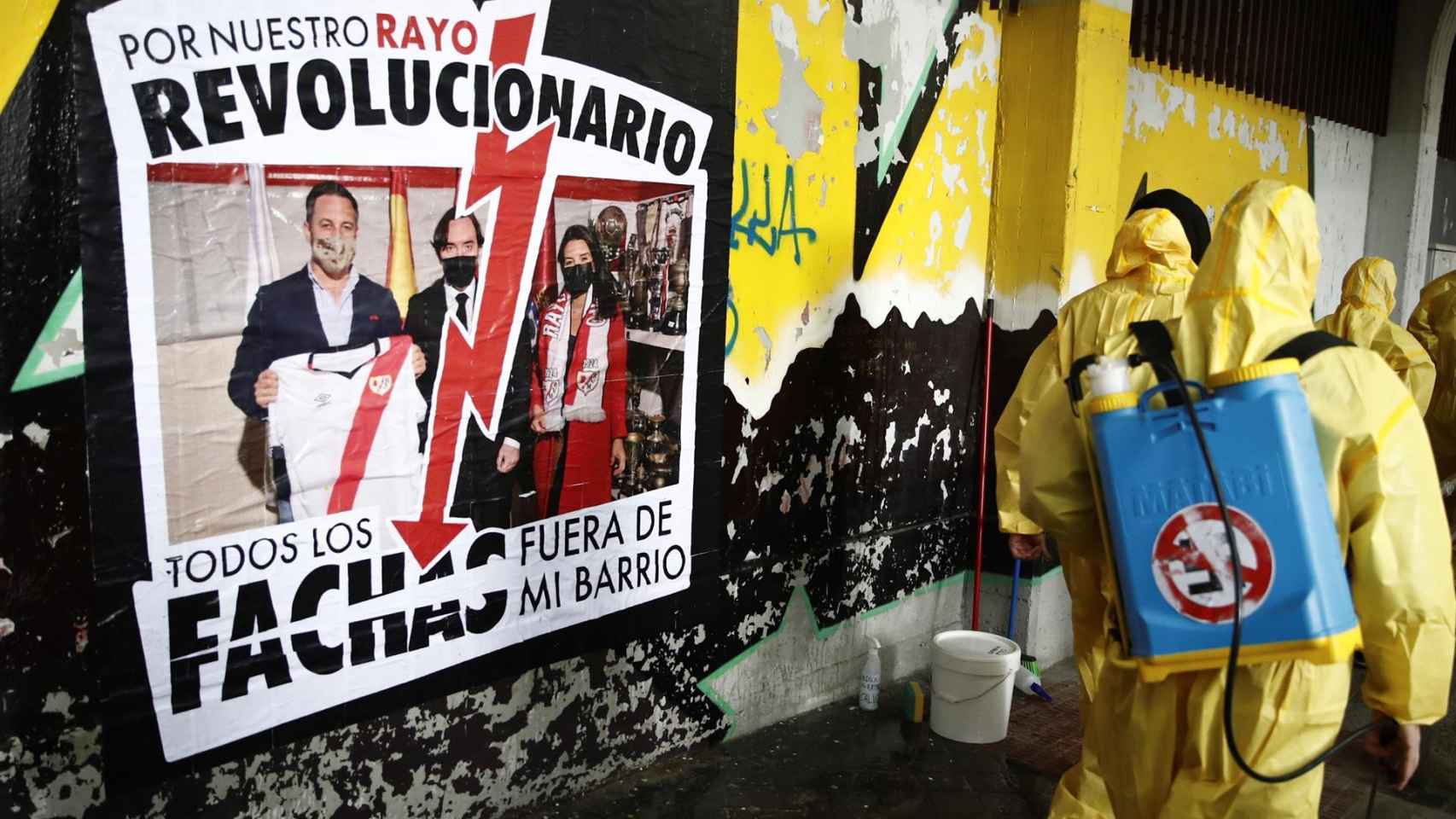 Aficionados del Rayo, protestando frente al estadio con trajes de desinfección