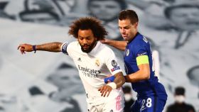 Marcelo protege el balón ante la presión de Cesar Azpilicueta
