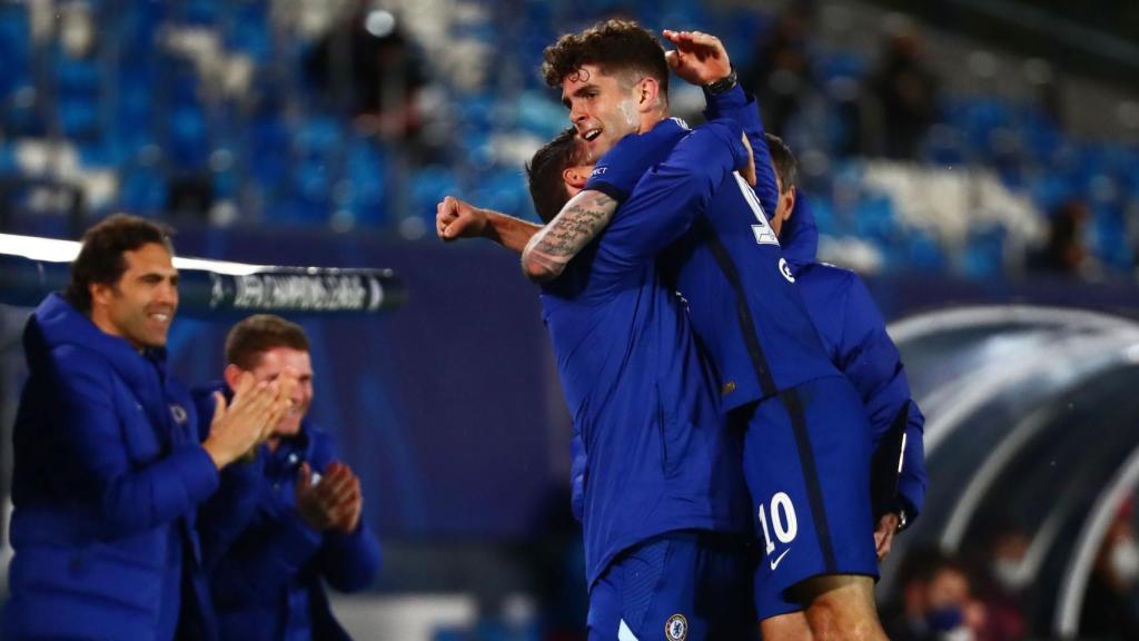 Christian Pulisic celebra su gol al Real Madrid con el banquillo del Chelsea