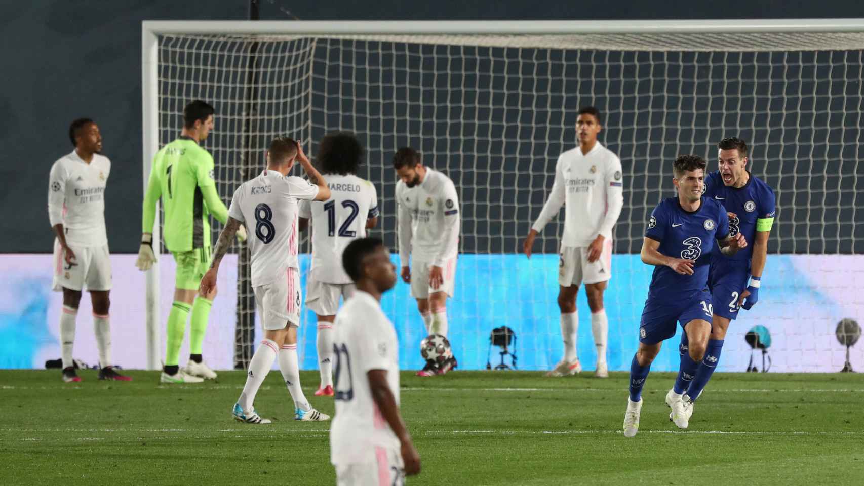Los jugadores del Real Madrid se lamentan tras el gol de Christian Pulisic