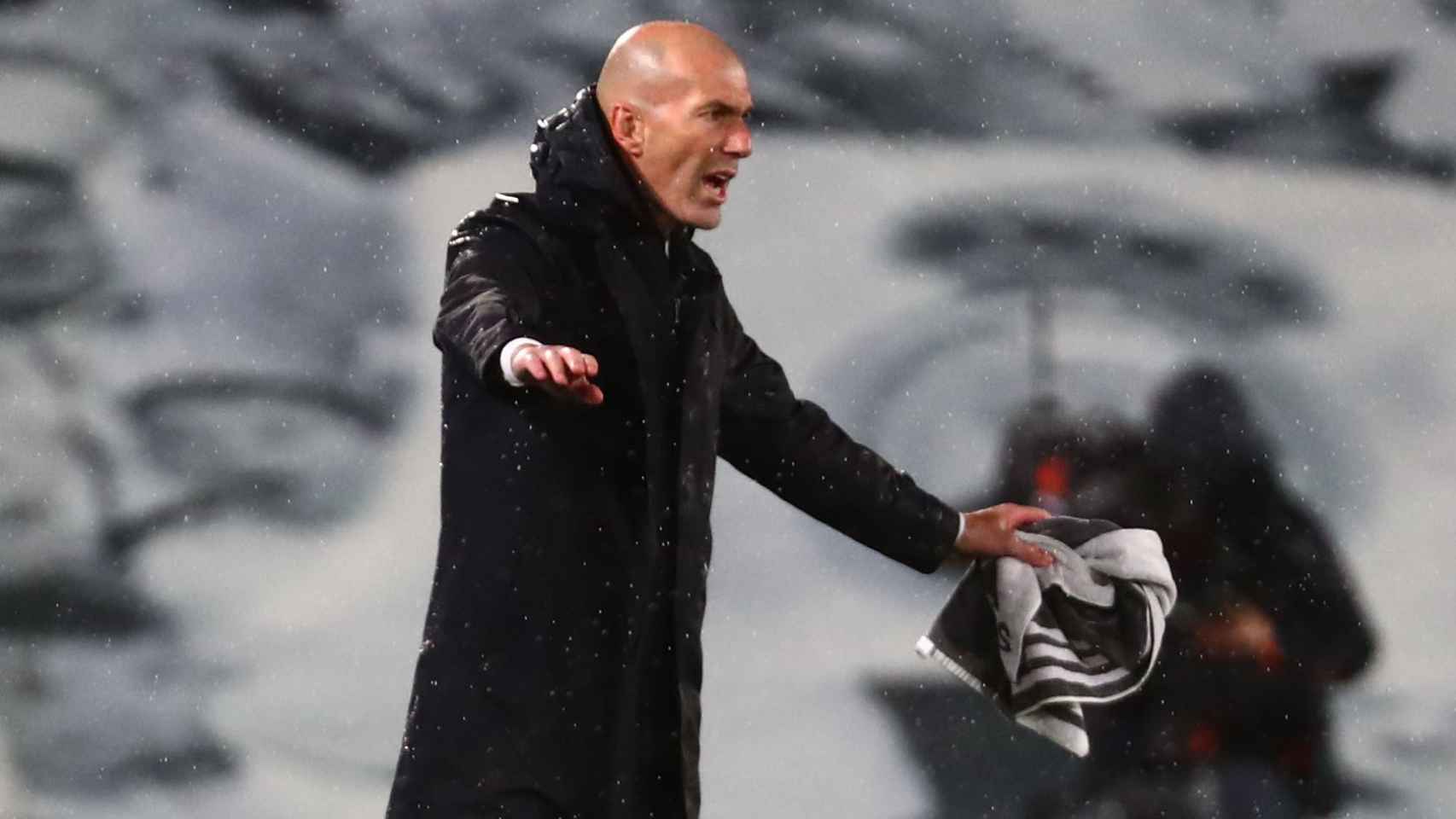 Zinedine Zidane da órdenes a los jugadores del Real Madrid tras el gol de Benzema al Chelsea