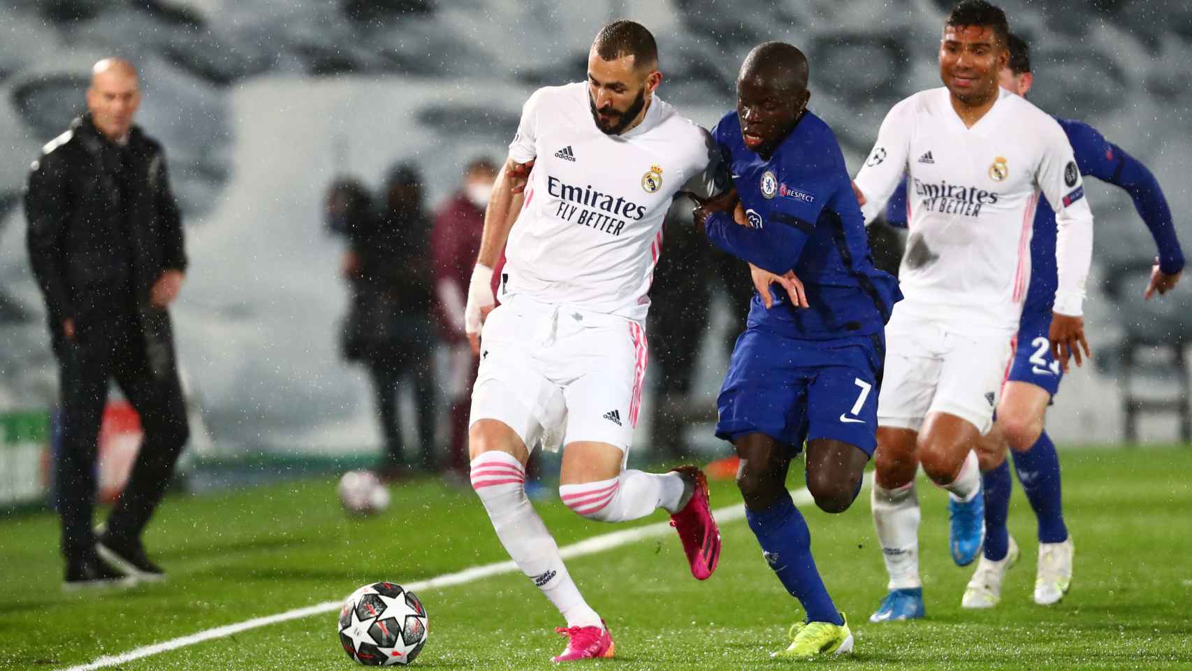 N'Golo Kante carga a Karim Benzema para intentar robarle el balón