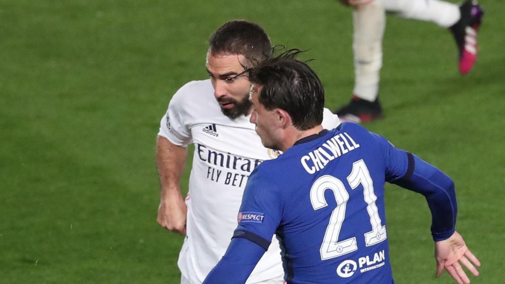 Dani Carvajal y Ben Chilwell disputan un balón