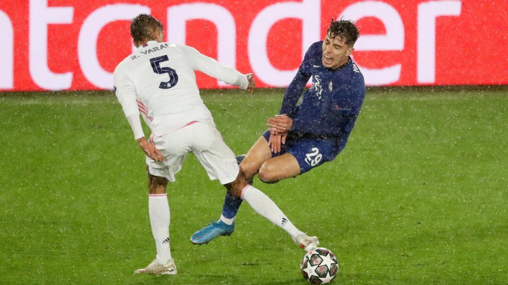 Raphael Varane roba el balón a Kai Havertz