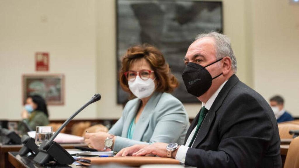 Vicente Tirado junto a Carmen Riolobos durante su intervención