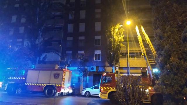 Los bomberos tuvieron que utilizar una escala para acceder a través de la terraza