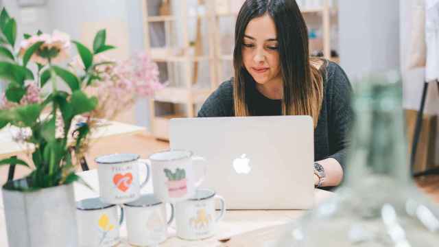 Leticia Castro trabaja en el diseño de nuevos productos para AWA BRAND.