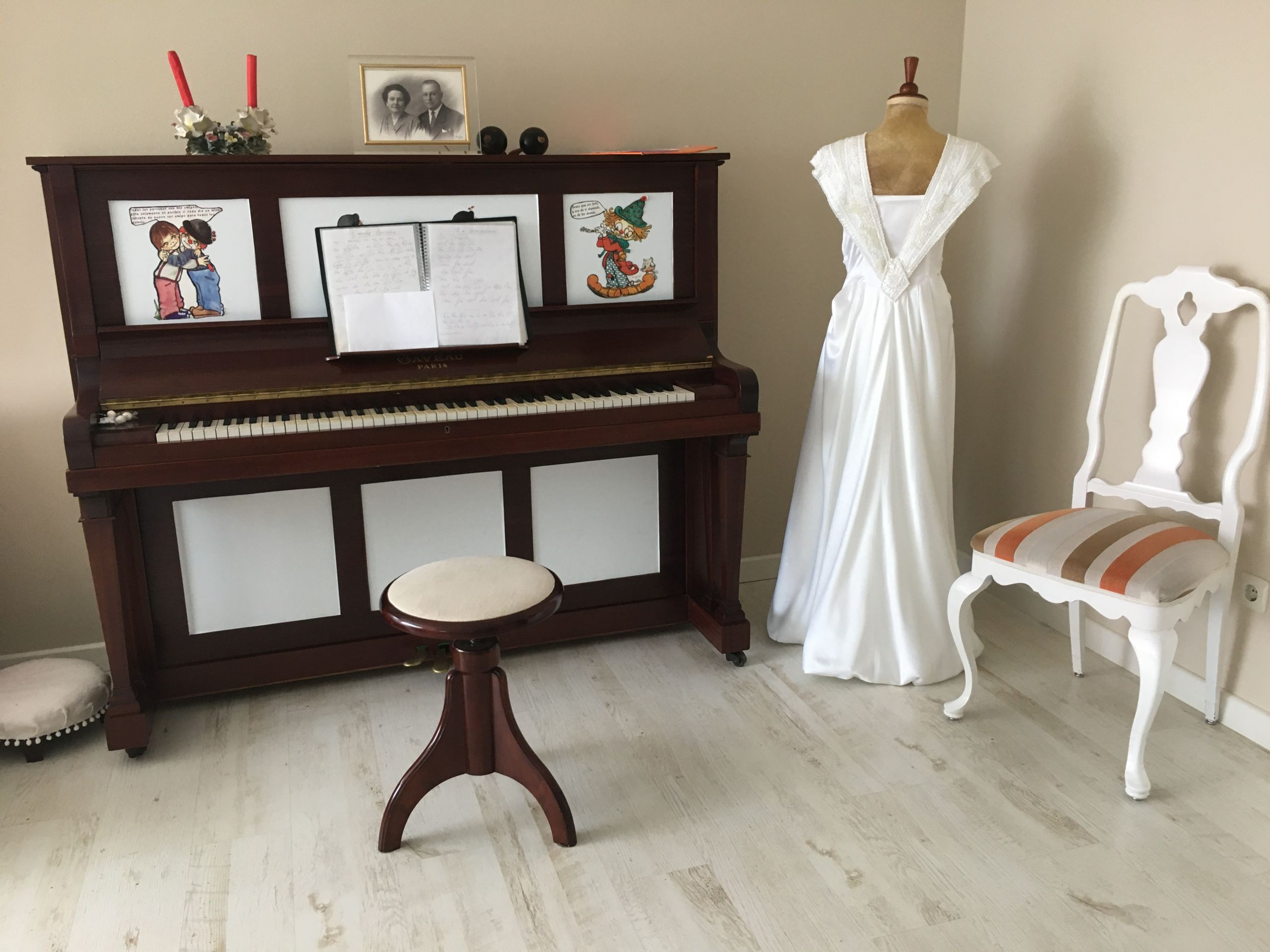 Loli guarda en su casa dos de los vestidos de novia de sus hijas, que ella misma bordó, y el piano que toca cada mañana