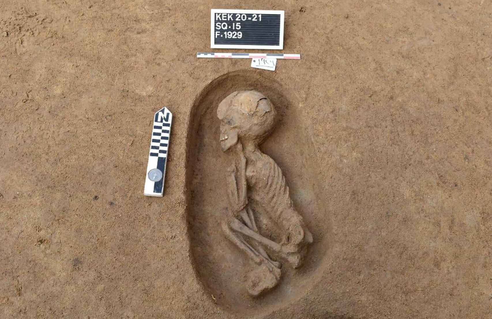 Una tumba infantil hallada en el sitio arqueológico.