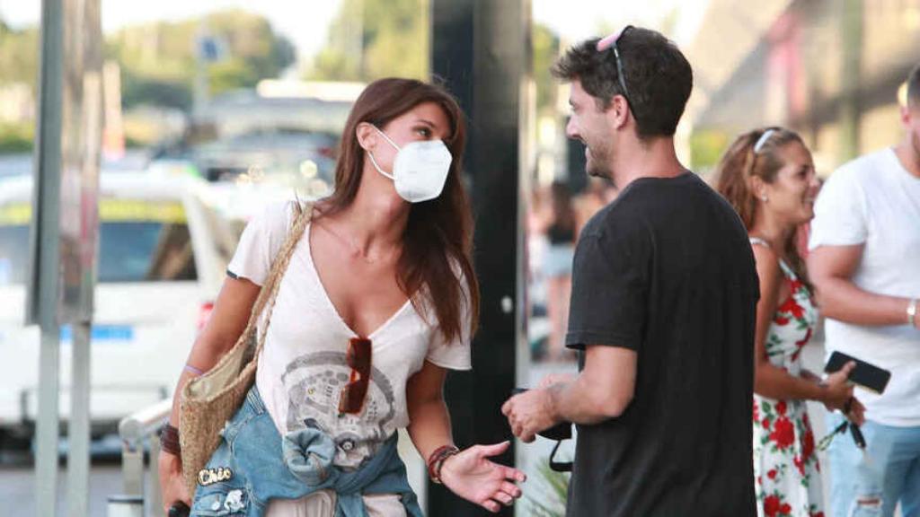 Sonia Ferrer y Pablo Nieto, en las calles de Ibiza.