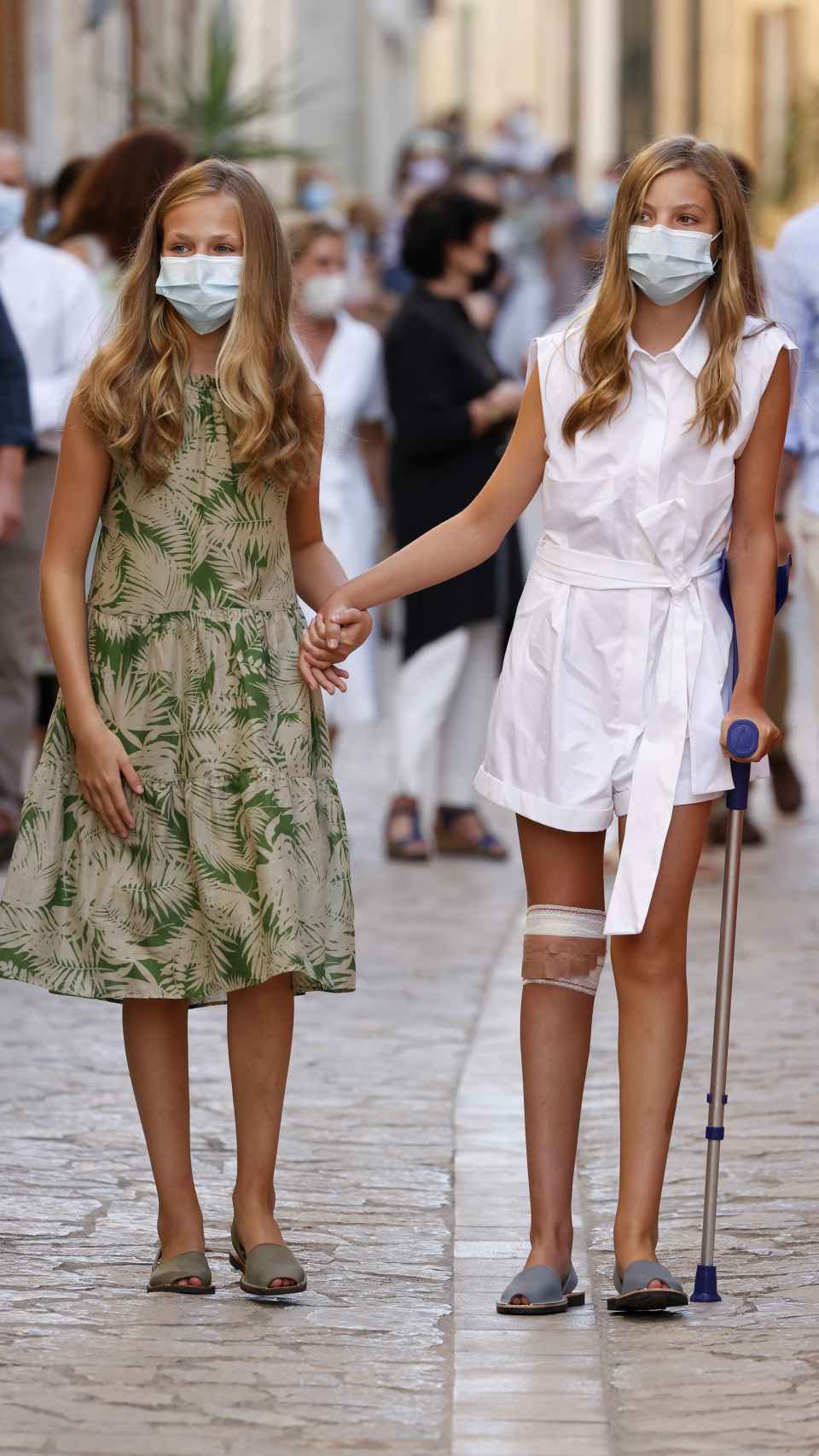 La princesa Leonor ayuda a caminar a su hermana Sofía porque tiene cinco puntos de sutura en la rodilla.