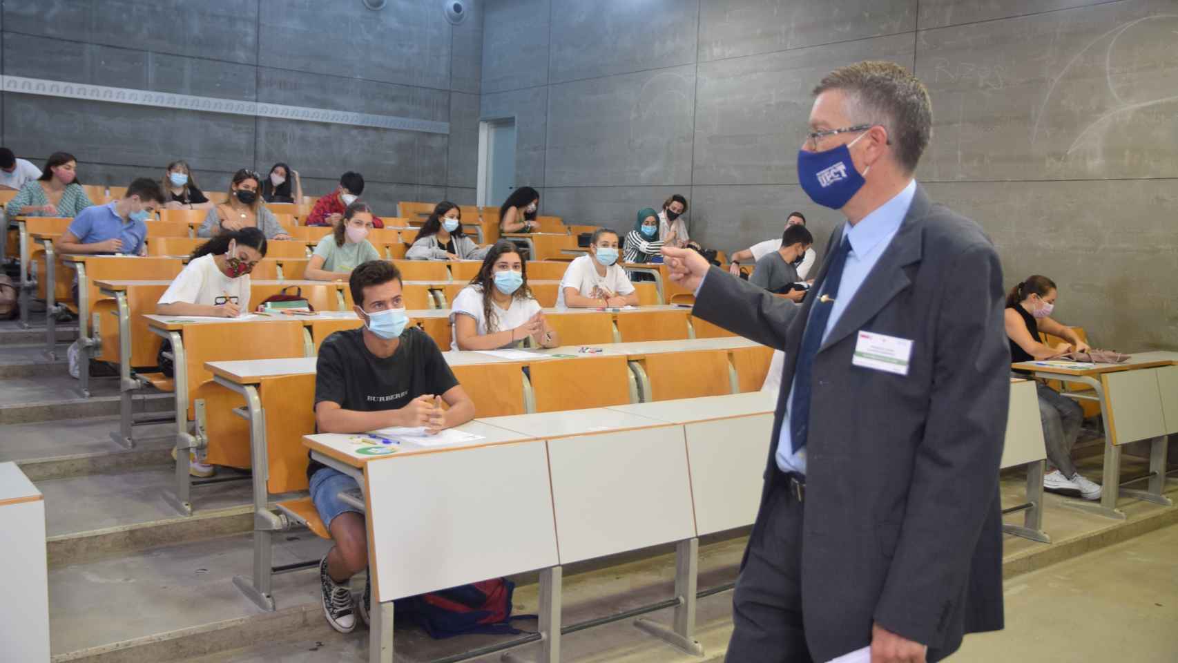 Un profesor explica el procedimiento de la EBAU en 2020, el primer año de la pandemia.
