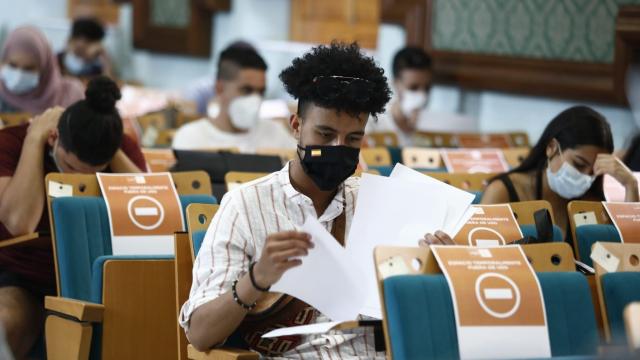 Alumnos durante la realización de un examen en época de pandemia Covid-19.