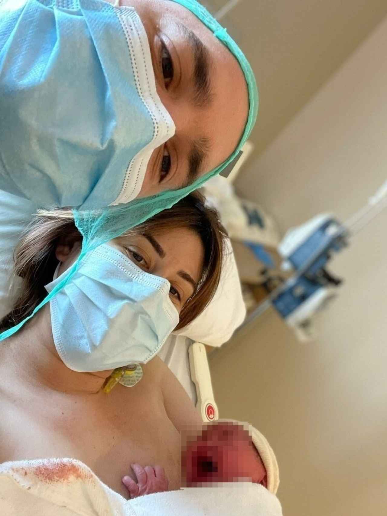 Mario e Irene con Alejandra recién nacida.