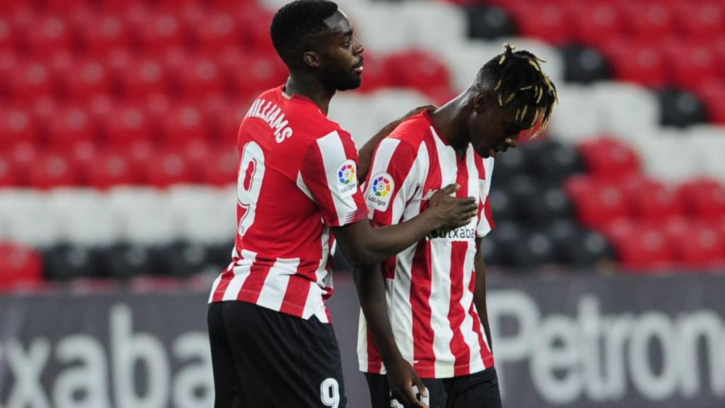 Iñaki Williams celebra con su hermano, Nico Williams, en el partido del Athletic