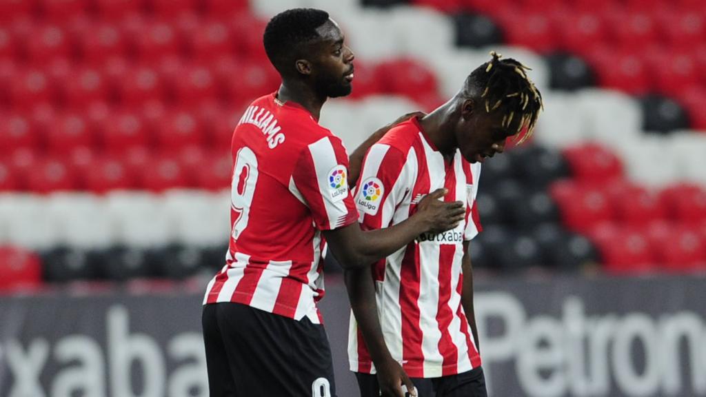 Iñaki Williams celebra con su hermano, Nico Williams, en el partido del Athletic