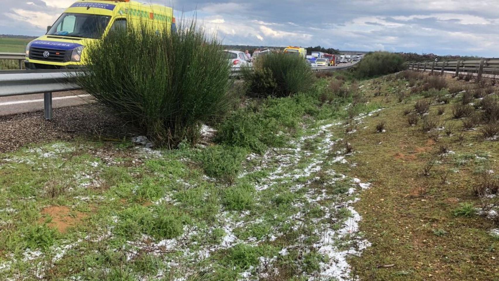 Una fuerte granizada provoca un accidente en la A-6 en Villalpando 1