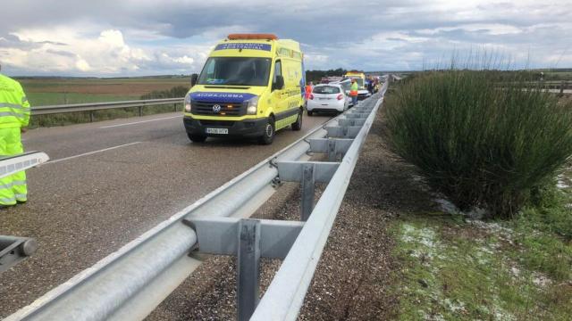 Una fuerte granizada provoca un accidente en la A-6 en Villalpando 2