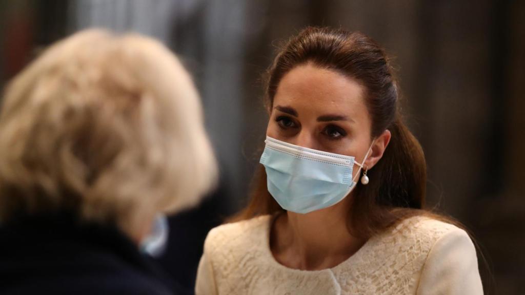 Kate Middleton luciendo unos pendientes de perlas en un reciente acto en Londres.