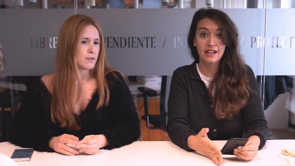 Ane Olabarrieta y Cristina Rodrigo durante la grabación del kiosco rosa.