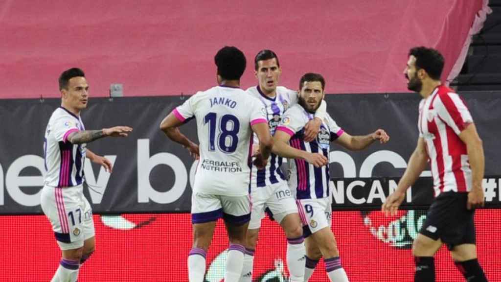 Los jugadores del Valladolid celebran el gol de Weissman ante el Athletic