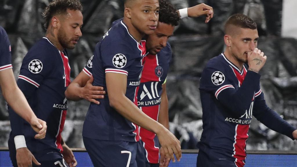 Kylian Mbappé felicita a Marquinhos por su gol en el PSG - Manchester City