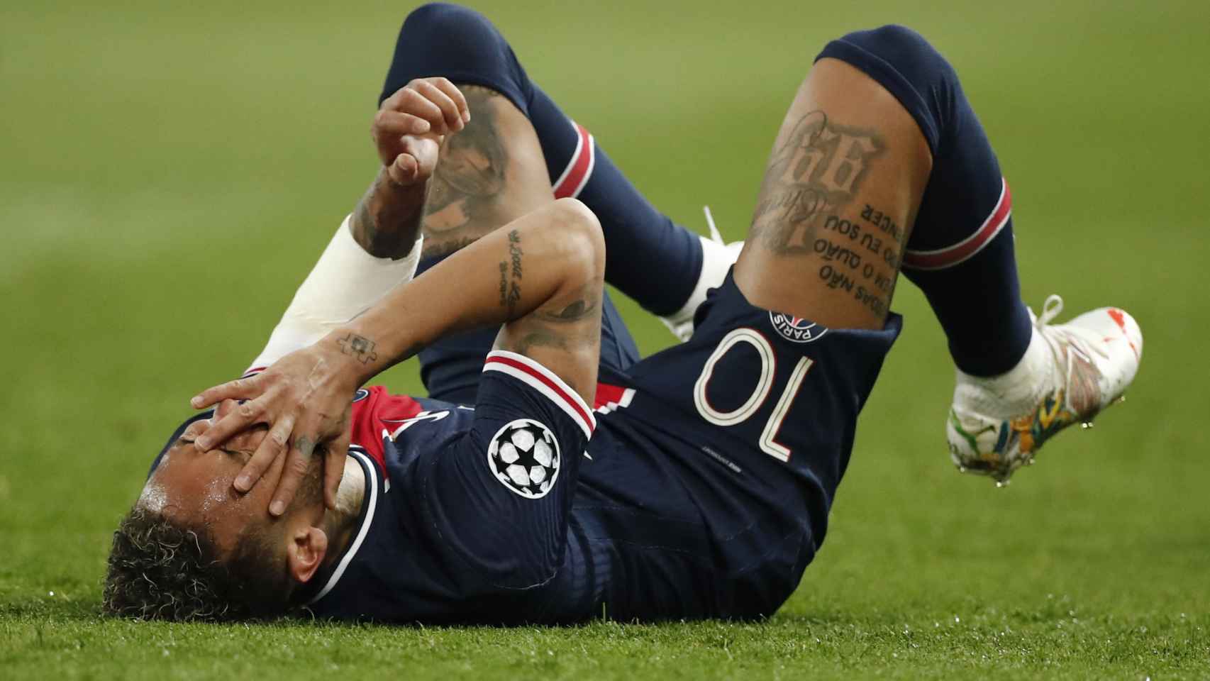Neymar se duele sobre el césped