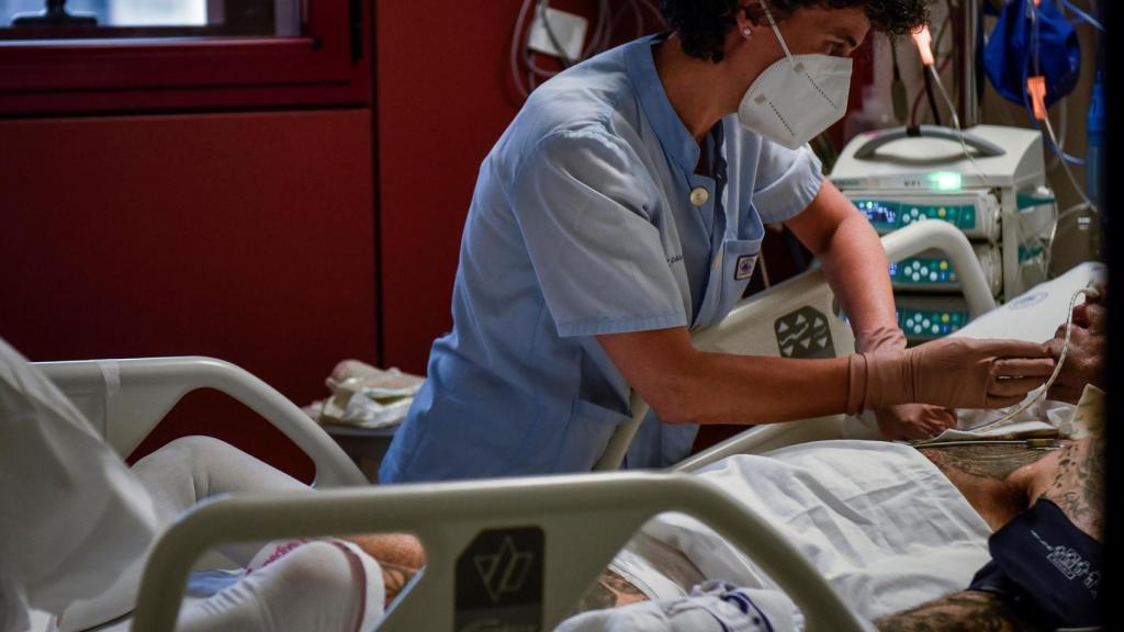 Una sanitaria atiende este miércoles a un paciente de la UCI del Hospital de Basurto en Bilbao.