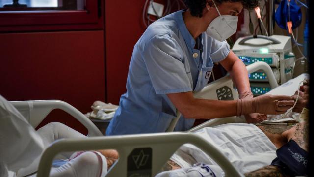 Una sanitaria atiende este miércoles a un paciente de la UCI del Hospital de Basurto en Bilbao.