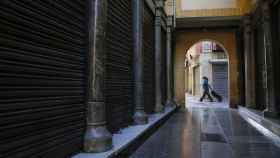 Una mujer pasea por Granada en el inicio del segundo estado de alarma.