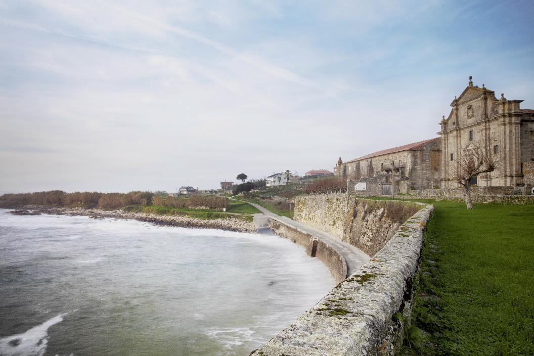 Monasterio de Oia junto al mar (Foto: turismo.gal)