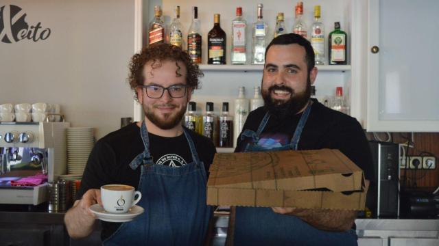 Fran Durán y José Luis Pena, camarero y cocinero de Con Xeito, en Ferrol.