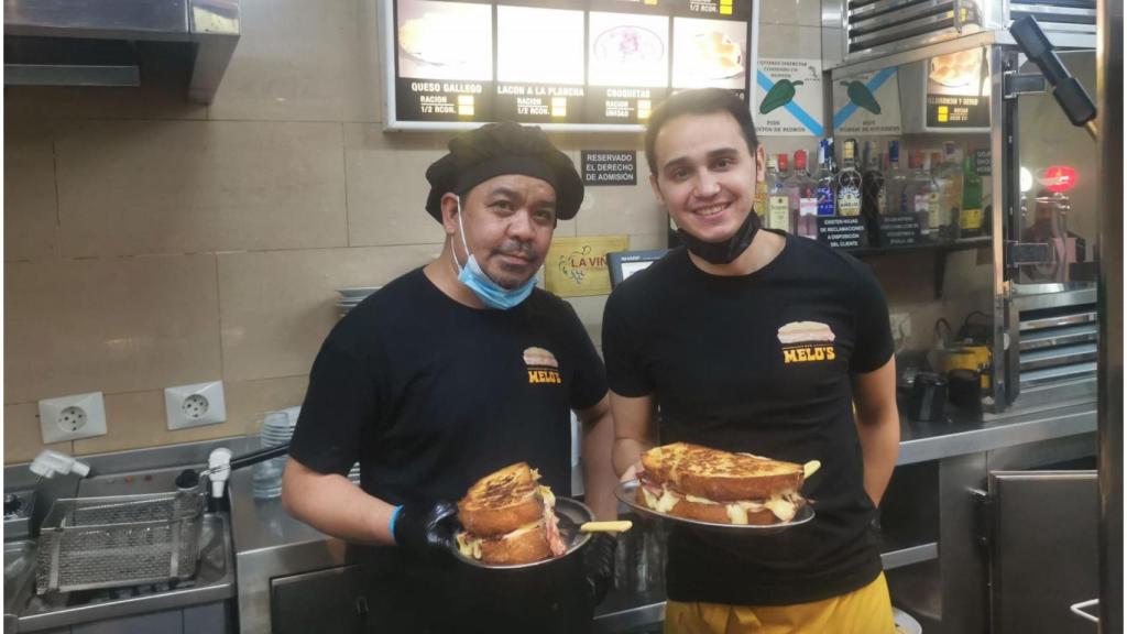 Ignacio y Joel, socio y cocinero del Melo’s bar de Madrid.