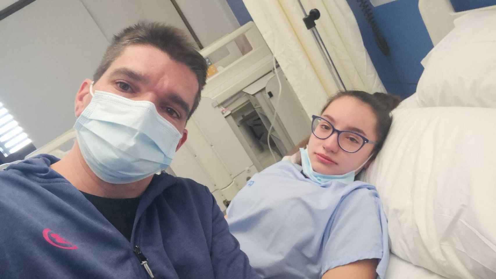 Nacho junto a su hija, Verena, en el Hospital Los Arcos de San Javier.