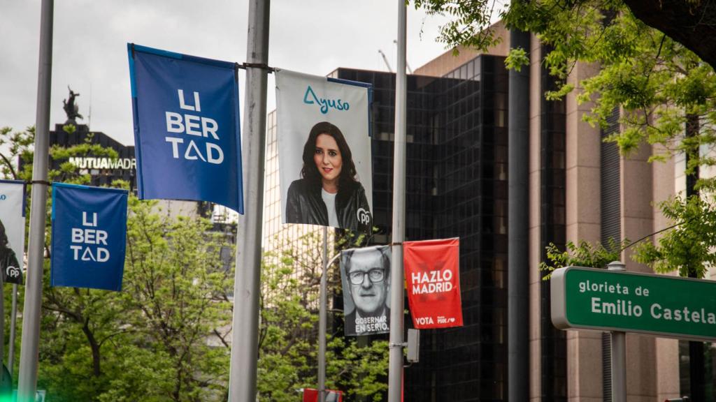 Carteles de Ayuso y Gabilondo enfrentados en el centro de Madrid, al lado de Chamberí.