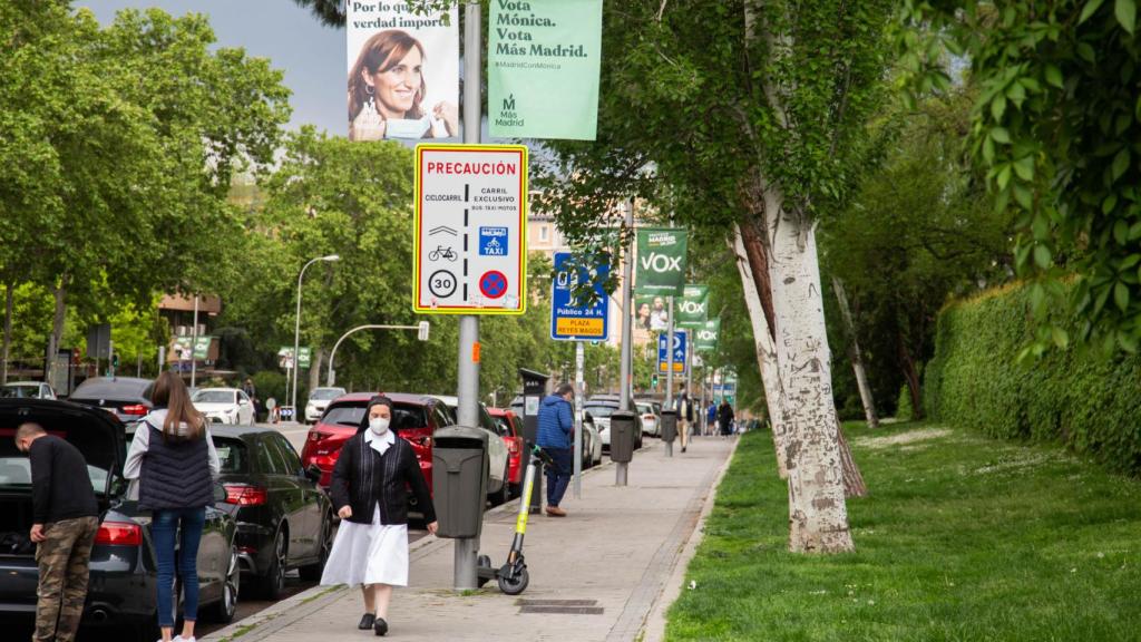 En el barrio de Niño Jesús, de Mónica García, conviven sobre todo carteles de Vox y Más Madrid.