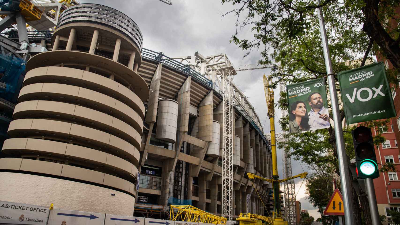 El estadio Santiago Bernabéu en obras, con un cartel electoral de Vox.