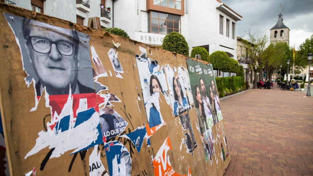 Una plancha de publicidad electoral, la mayoría arrancada.