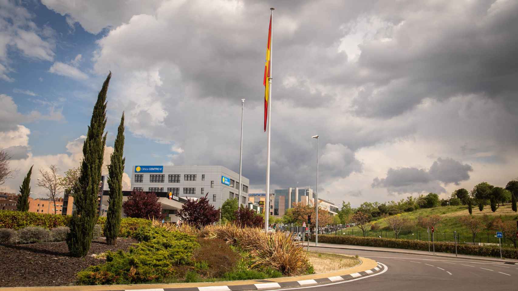 Una bandera de España ondea a las afueras de Mirasierra.