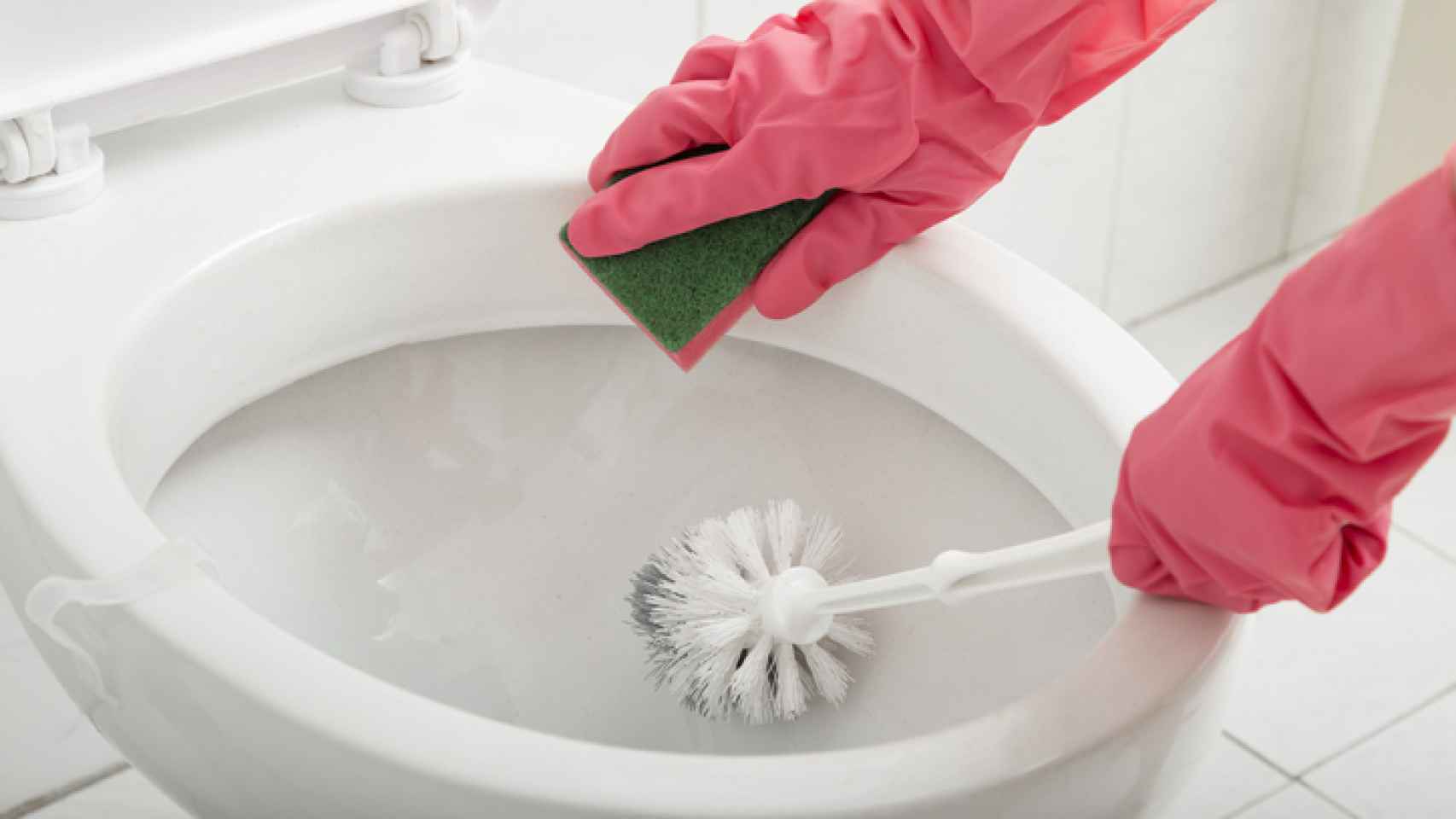 Trucos caseros para limpiar y desinfectar el inodoro.