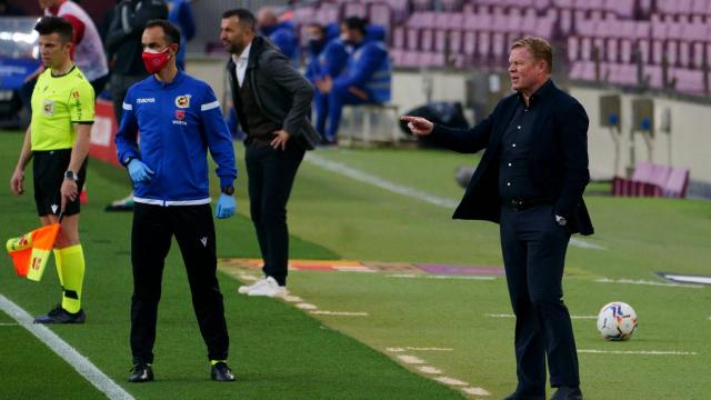 Koeman dando indicaciones en la banda al Barça