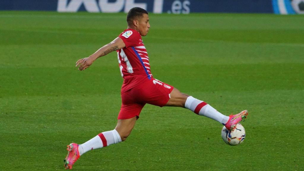 Darwin Machís (Granada) intentando controlar el balón