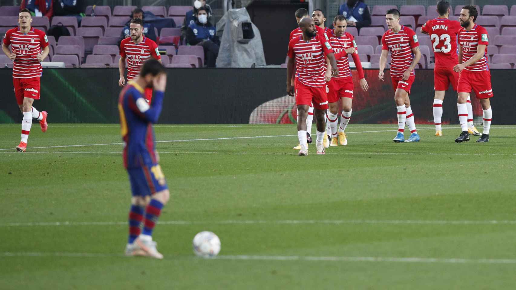 Messi, lamentándose tras el gol del Granada al Barça