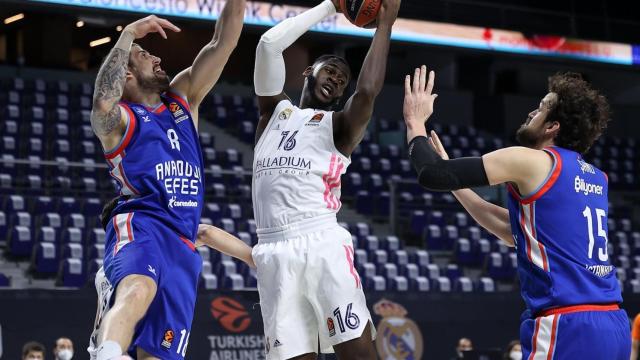 Garuba peleando un rebote ante Anadolu Efes