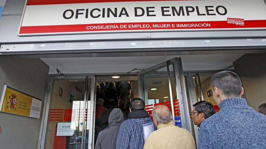 Cola en una oficina de empleo, en imagen de archivo.